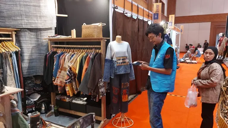 JST EDC di Inacraft 2024 Gambar ini menunjukkan perwakilan JST yang sedang menkonfigruasi penggunaan perangkat EDC untuk pengrajin di Inacraft 2024. Diharpakna EDC dapat memudahkan transaksi jual beli dan mendorong digitalisasi dalam industri kerajinan Indonesia.