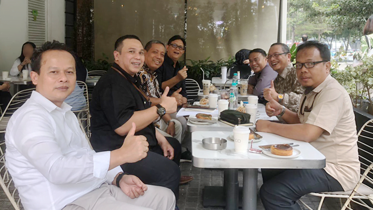 pertemuan-strategis-bod-pt-mti-ssi-jst-2024 Gambar pertemuan strategis BOD PT MTI, PT SSI, dan PT JST di Jakarta, menampilkan para pemimpin perusahaan berdiskusi tentang kolaborasi untuk meningkatkan layanan EDC managed service.